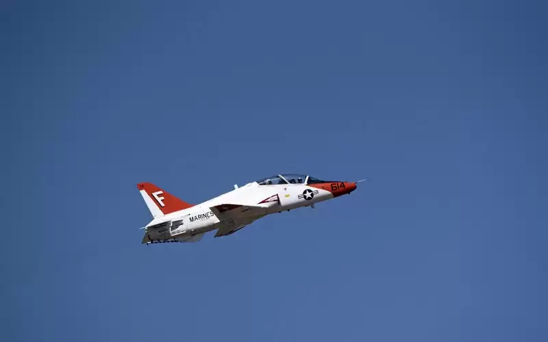 تحطم طائرة تابعة للبحرية الأميركية في