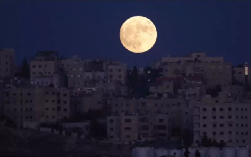 قمر الحصادين يضيء سماء الأردن الإثنين