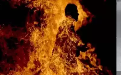 شاب يحرق نفسه في إربد وحالته
