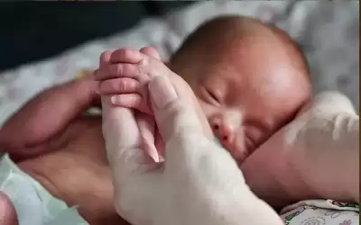 ولادة طفل بحالة وراثية نادرة تمنعه