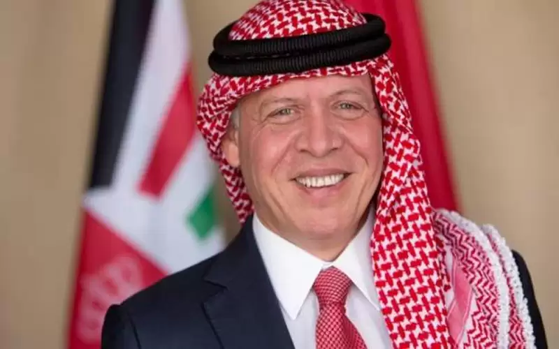 الملك يهنئ خادم الحرمين الشريفين باليوم