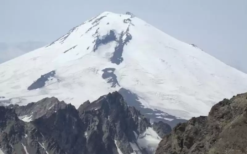 مقتل 5 متسلقين بعاصفة ثلجية في