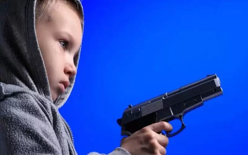 طفل في الثانية يقتل نفسه بسلاح