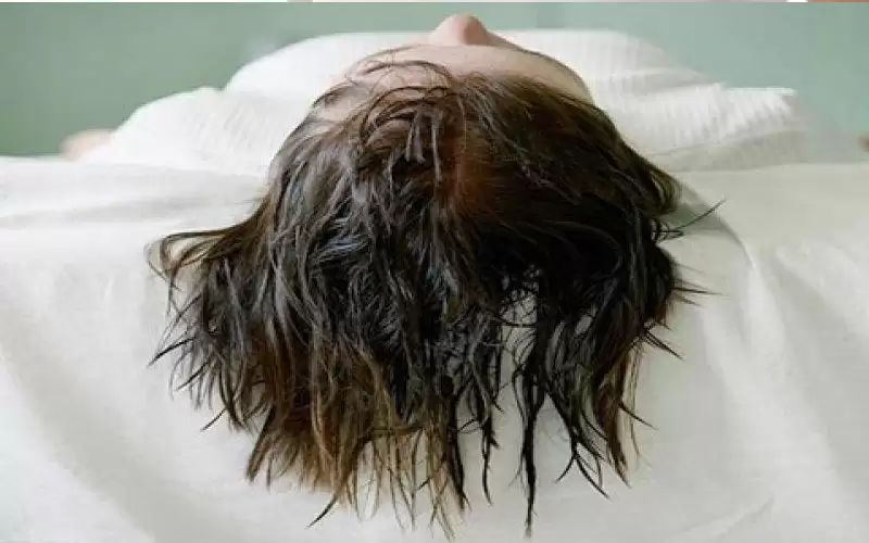 هل النوم بشعر مبلل يسبب المرض؟
