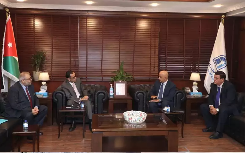 الحاج توفيق يدعو لتطوير علاقات الاردن