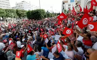 نحو ألفي محتج تونسي يطالبون الرئيس