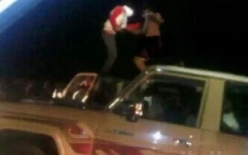 المفرق.. أردني يرقص عاريا على مركبته