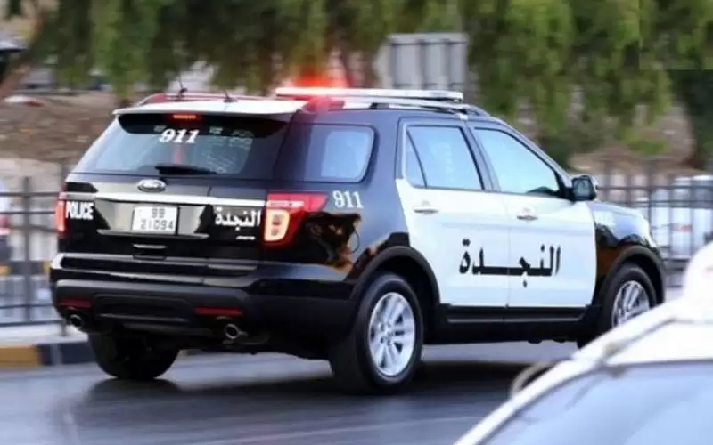 ضبط شخص خلع ملابسه بالشارع احتجاجا