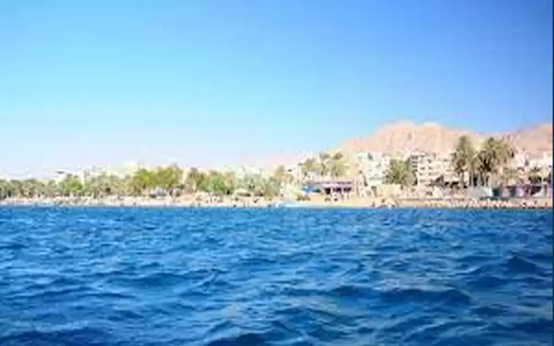 إنقاذ 6 أشخاص تعطل مركبهم بالعقبة