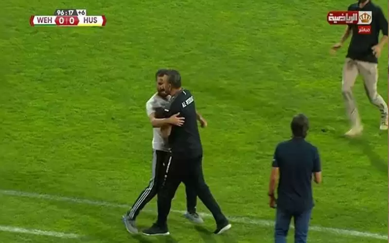 مشجع وحداتي يحاول الوصول لأبو زمع