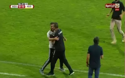 مشجع وحداتي يحاول الوصول لأبو زمع