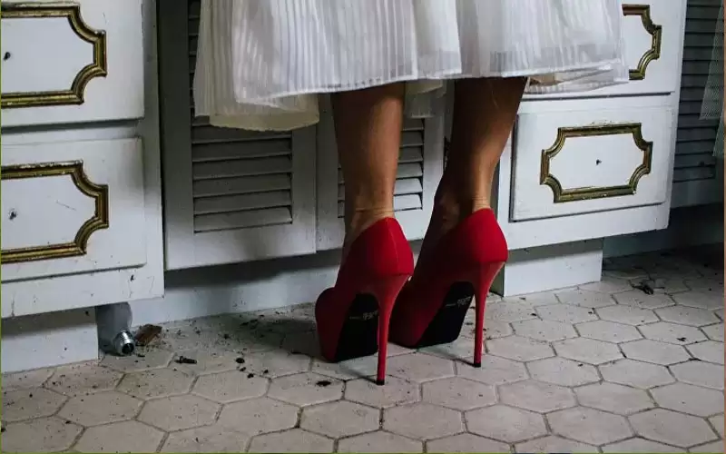 ماذا يحدث لجسمك عند ارتداء الكعب