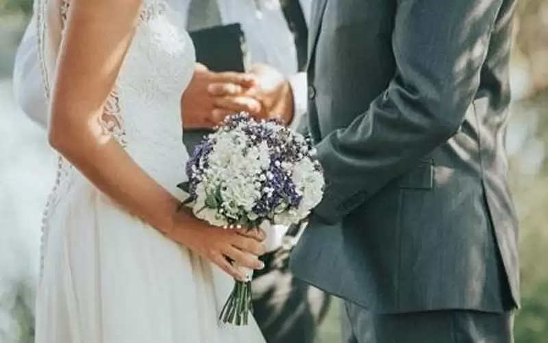 عروسان يزرعان أجهزة تنصت في طاولات