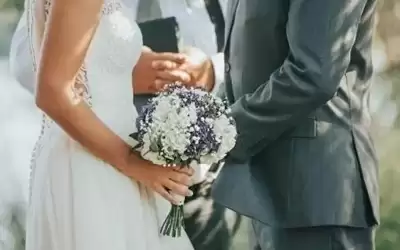 عروسان يزرعان أجهزة تنصت في طاولات