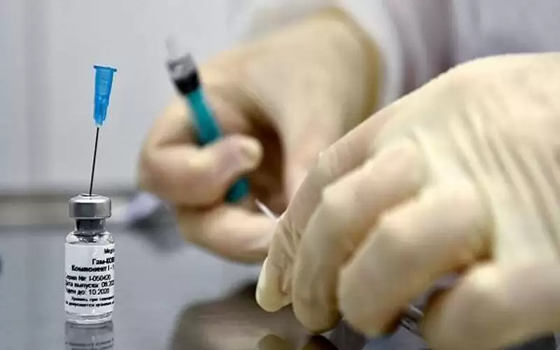 بهذا البلد.. أقنع صديقك بتلقي لقاح