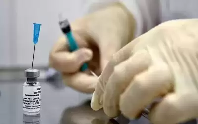 بهذا البلد.. أقنع صديقك بتلقي لقاح