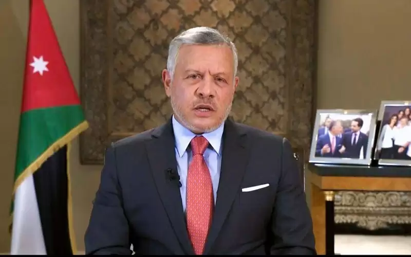 الملك يتسلم تقرير اللجنة الملكية