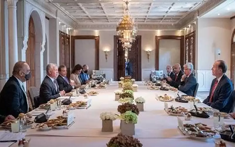 الملك: الأردن يعول على دعم البنك