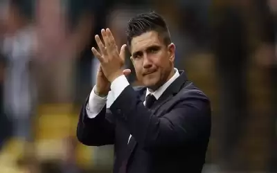 أول مدرب يفقد وظيفته في الدوري
