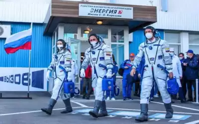 إقلاع صاروخ يحمل مخرجا وممثلة روسيين
