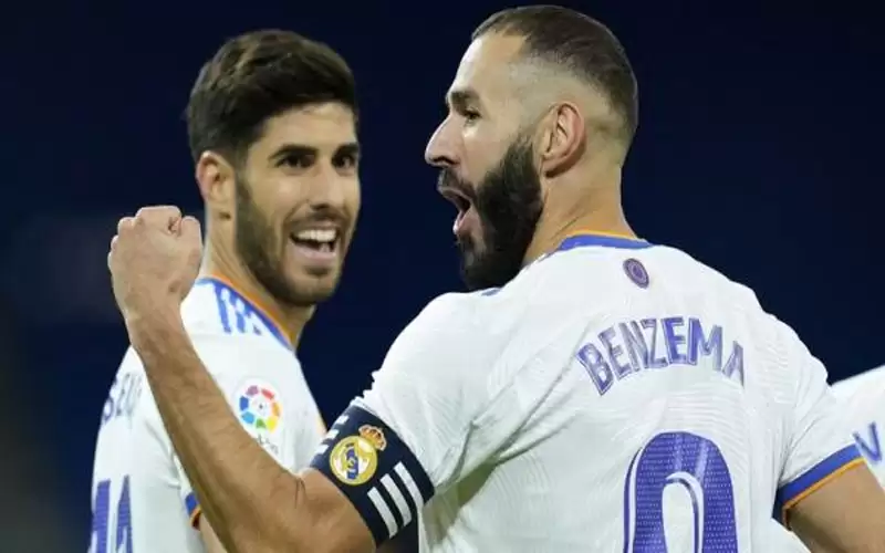 بنزيما يحصل على جائزة جديدة في