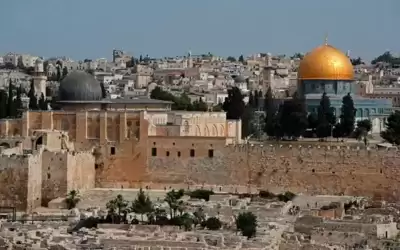 عباس يوجه بالتنسيق مع الأردن في