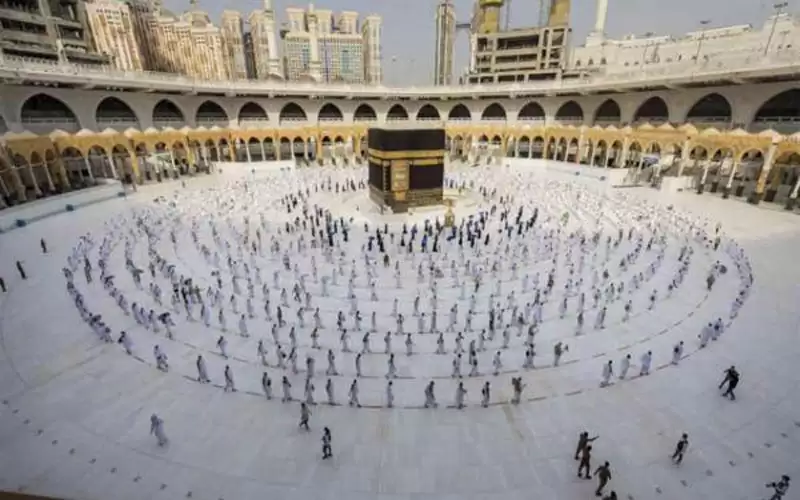 السعودية تنفي السماح بالعمرة دون تصريح