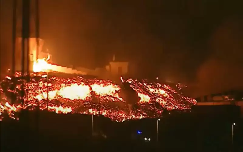 تدفق جديد لحمم بركان لا بالما