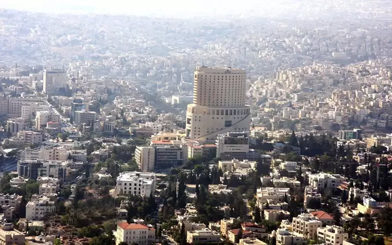 طقس حار نسبيا الأحد