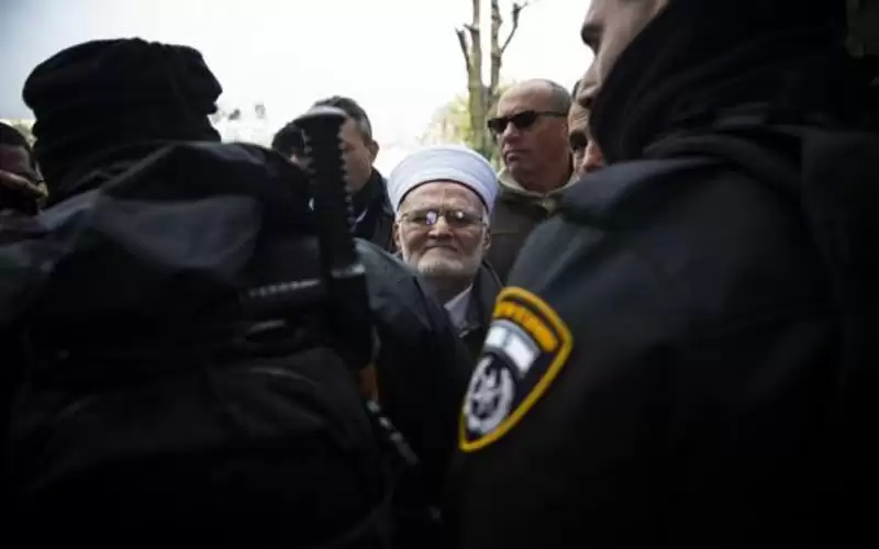 قوات الاحتلال تقتحم منزل خطيب المسجد