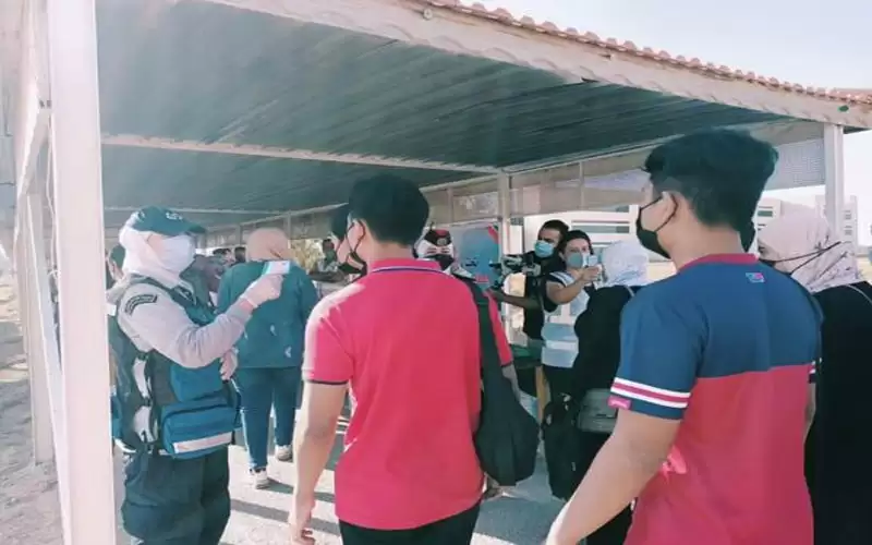 الأمن يستقبل طلبة الجامعات بالكمامات والحلوى