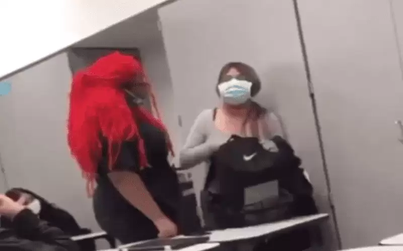 اعتقال معلمة نزعت كمامتها وتنفست بوجه