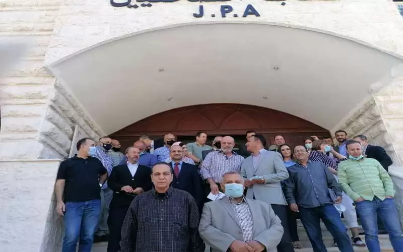 الصحفيون يحتجون على نقل زملائهم في