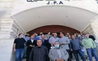 الصحفيون يحتجون على نقل زملائهم في
