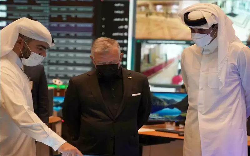 الملك يطلع على غرفة عمليات أمن