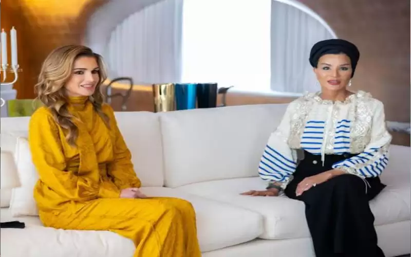 الملكة تلتقي الشيخة موزا بنت ناصر