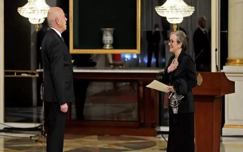 قيس سعيد يطلب من رئيسة الوزراء