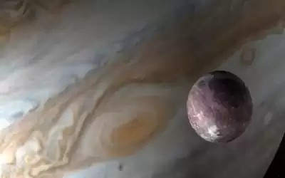 هابل يجد بخار ماء على قمر