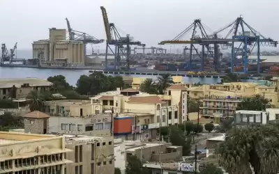 المحتجون في شرق السودان يوقفون حركة