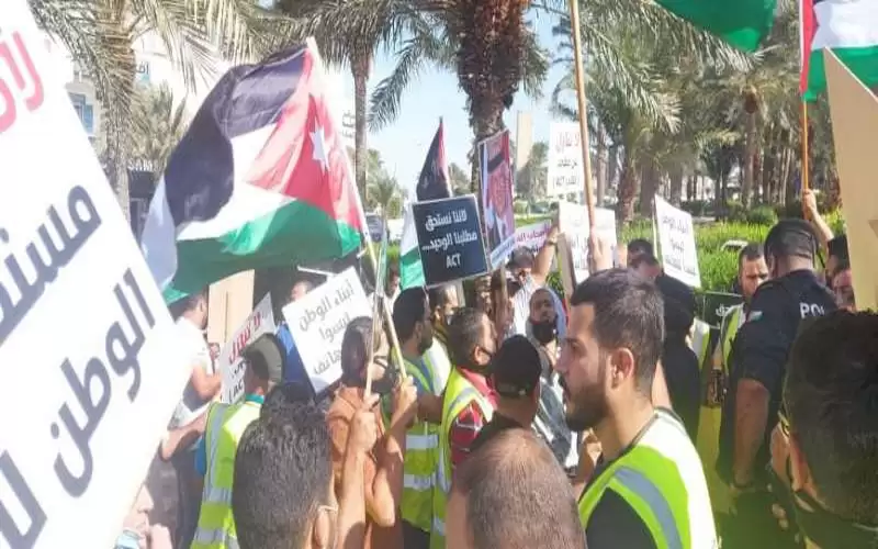 العقبة.. اعتقالات وفض لإعتصام العاملين في