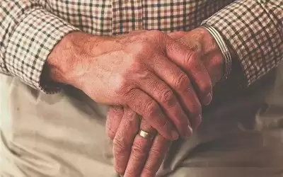 ضبط مسن حاول إدخال مخدرات للكويت