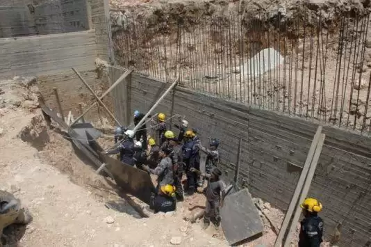 انقاذ شخص من انهيار اتربة في