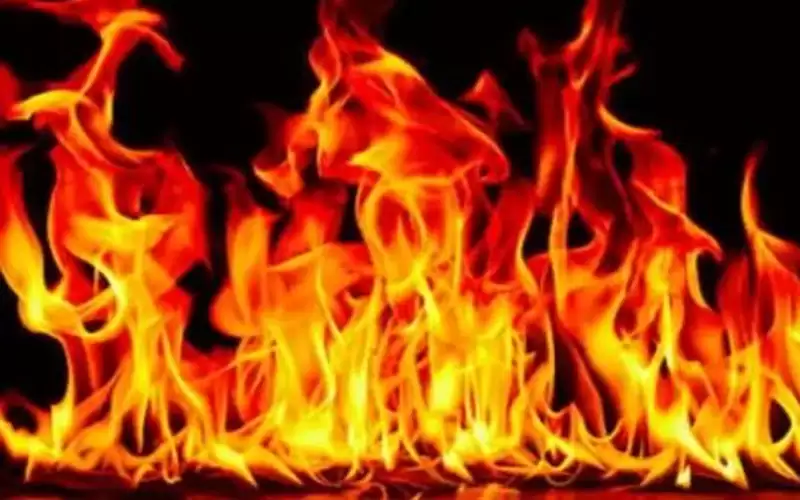 نشوب حريق ضخم في ناطحة سحاب