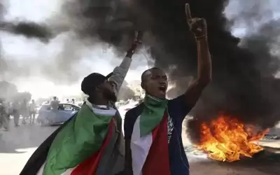 السودان .. محتجون يغلقون جسرا مهما