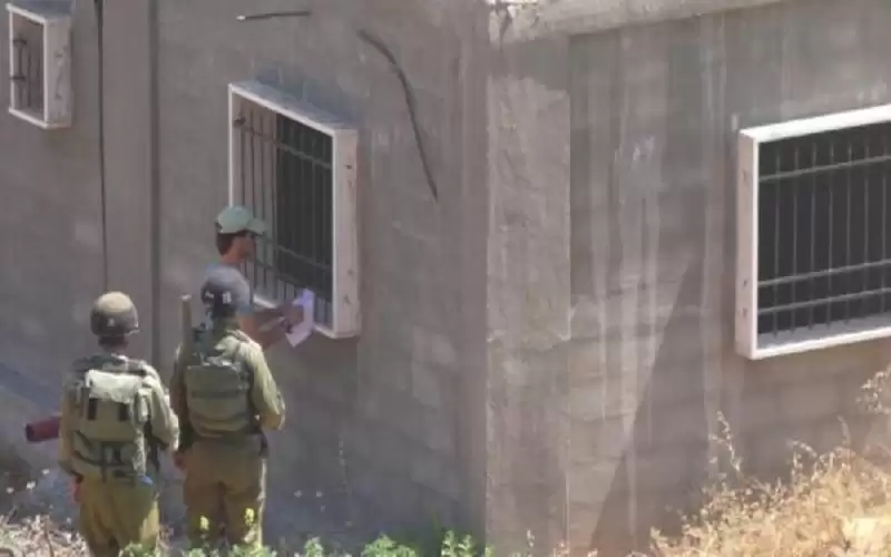 سلطات الاحتلال تخطر بوقف بناء ثلاثة