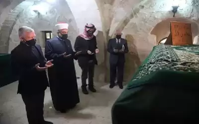 الملك يزور مقام الصحابي معاذ بن