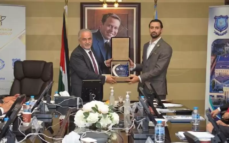 رئيس عمان الأهلية يكرم الفائز بجائزة