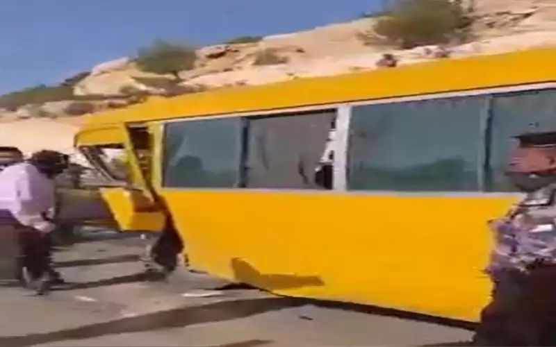 وفاة و7 إصابات بتصادم حافلة مدرسية