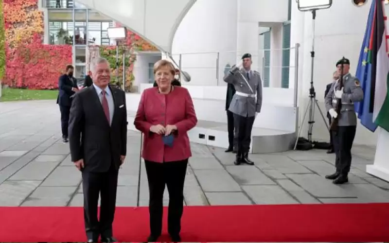 الملك يمنح المستشارة الألمانية ميركل وسام