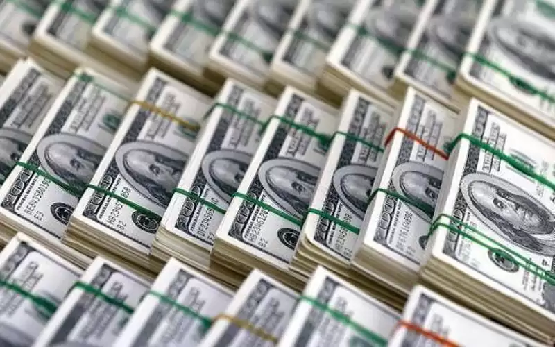 الدولار قرب أدنى مستوياته في شهر